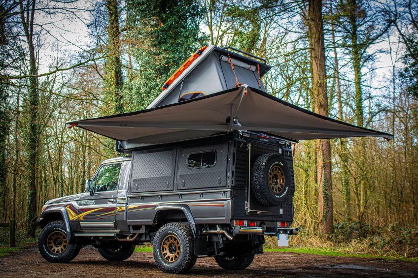 Toyota land cruiser 79 avec auvent alu-cab 270° autoporté