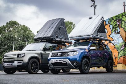 Tentes de toit présentées sur le parking Equip'Raid avec coque rigide