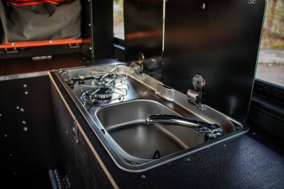 Cuisine installée dans un Canopy Camper par Equip'Raid