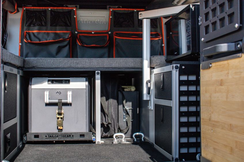 Aménagemen tintérieur Tail Gate Gear dans un Canopy Camper Alu-Cab