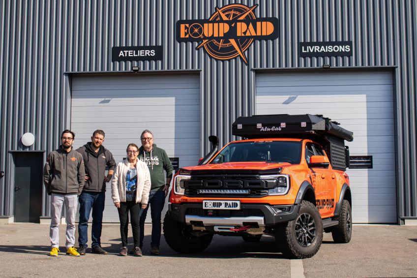 Le Ford Ranger Raptor orange avec ses propriétaires ainsi que Bertrand et Baptiste, memebres de la team Equip'Raid
