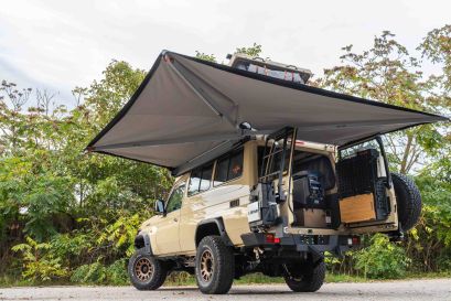Le Land cruiser 78 est équipé pour partir en raid avec un toit relevable et un auvent