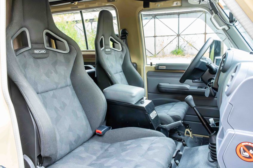 INtérieur Toytao GRJ78 sièges Recaro