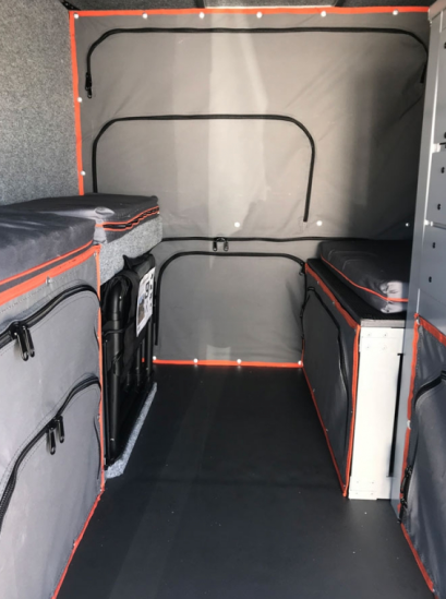 Le fond de la cellule Khaya est occupé par de grandes pochettes de rangement permettant d'y placer cousisn et accessoires.