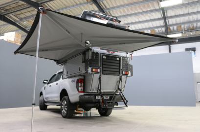 Même par grand vent, le auvent Alu-Cab de la cellule Khaya saura résister.