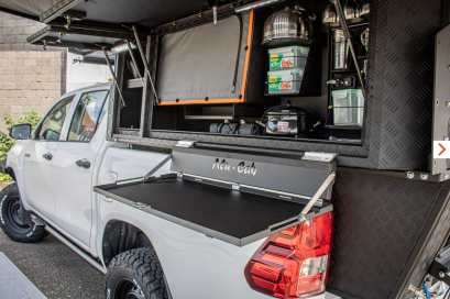 Cuisine et tablette exterieur de la cellule Khaya Alu-Cab