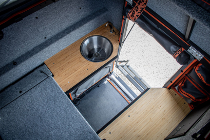 Vue plongeante sur l'espace de vie de la cellule Khaya