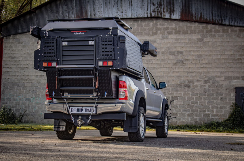 Arrière de la cellule Khaya Alu-Cab