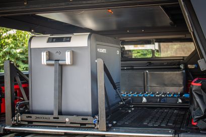 Ford Ranger Raptor Alu-Cab James Baroud préparé par Equip'Raid réfrigérateur Dometic CFX3 et tiroirs basculant Rockalu