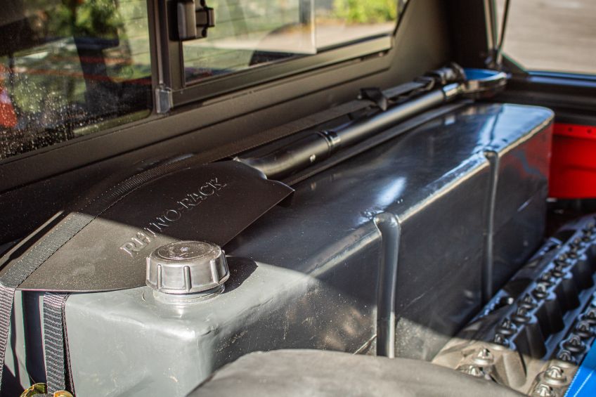 Ford Ranger Raptor Alu-Cab James Baroud préparé par Equip'Raid réservoir d'eau Frontrunner vertical