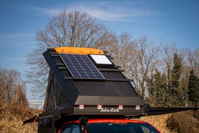 Vu du toit du Canopy Camper ouvert avec panneau solaire et antenne Starlink