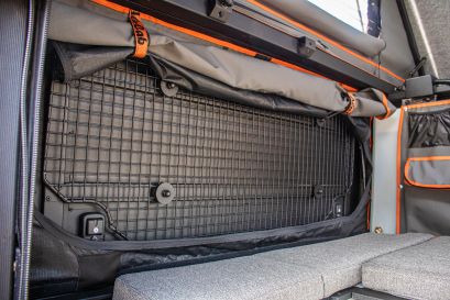 moustiquaires enroulées devant l'ouverture latérale du Canopy Camper Alu-Cab