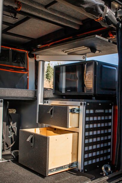 Caisson de rangement avec tiroir Tail Gate Gear installé dans un canopy camper alu-cab par Equip'Raid