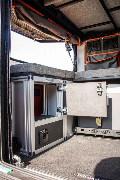 Caisson de rangement Tail Gate Gear installé dans un canopy camper alu-cab par Equip'Raid