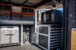 Aménagement intérieur Tail Gate Gear installé dans un canopy camper alu-cab par Equip'Raid