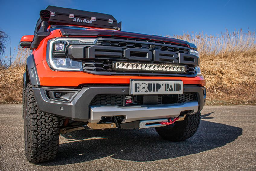 Face avant du Ford Ranger raptor 2023 préparé par Equip'Raid avec barre Lazer R-16 Elite et platine de treuil Warn M800