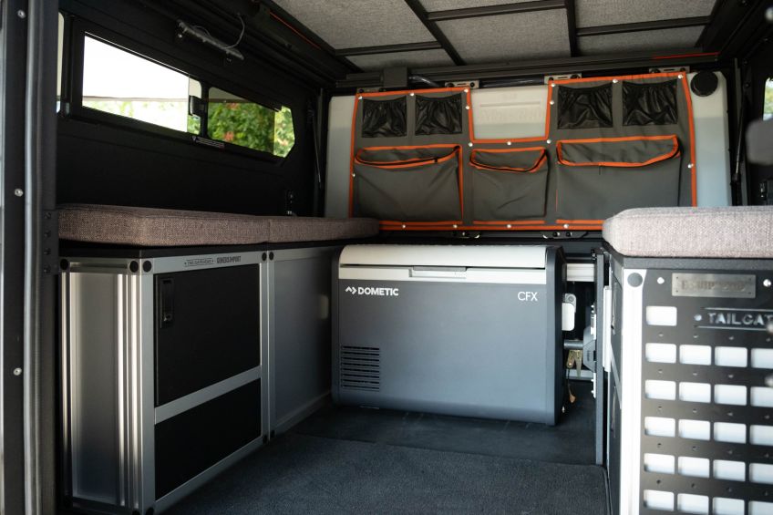 Ford Ranger Raptor 2023 équipé par equip'raid modcap alu-cab aménagement intérieur Tailgate Gear