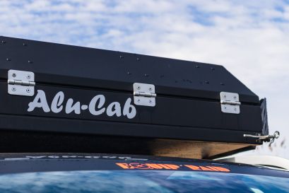 Détail des charnières du Canopy Camper Alu-Cab installé par Equip'Raid