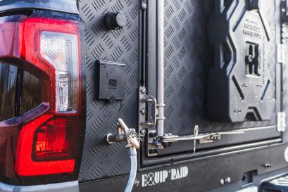 Détail porte arrière du Canopy camper et les prises installées par Equip'Raid