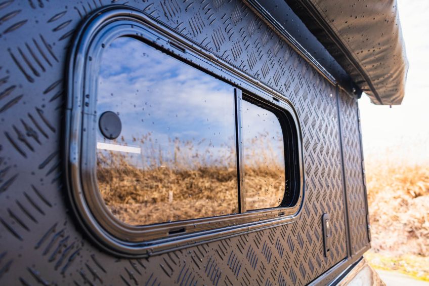 Fenêtre installée par Equip'raid sur le Canopy Camper.