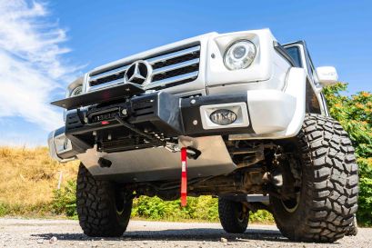 Mercedes Classe G préparé par Equip'Raid avec treuil, platine intégrée au parechoc, blindage et kit suspension