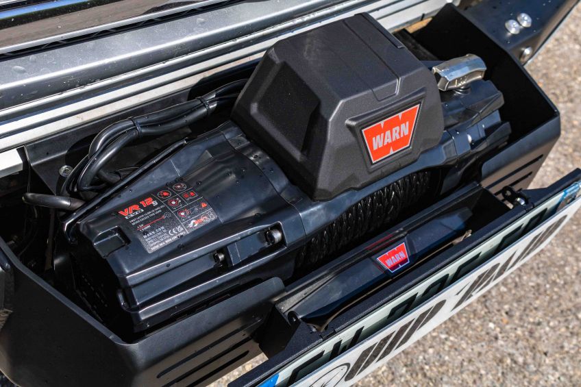 treuil Warn VR Evo 12s montée sur la platine de treuil intégrée au parechoc du Mercedes Classe G