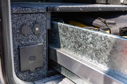 finition de l'aménagement tiroir avec intégration des prises de branchement électrique et eau.