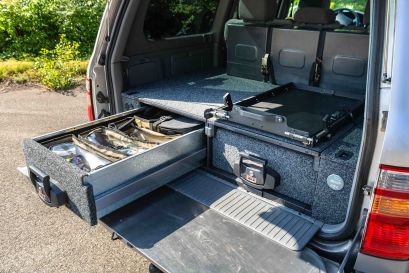 Deux tiroirs de profondeur différentes afin de loger au fond les tuyau du reservoir d'eau