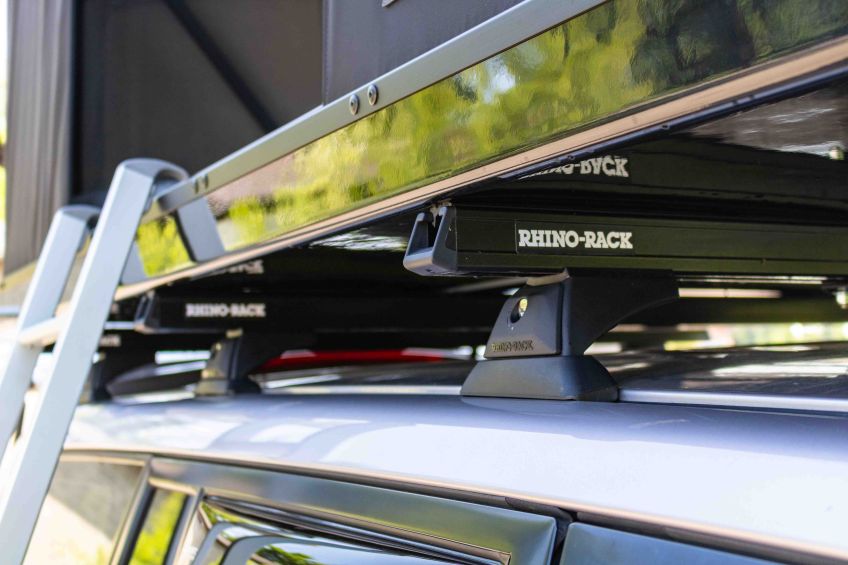 3 barres de toit heavy duty de rhino rack pour supporter une tente à coque rigide