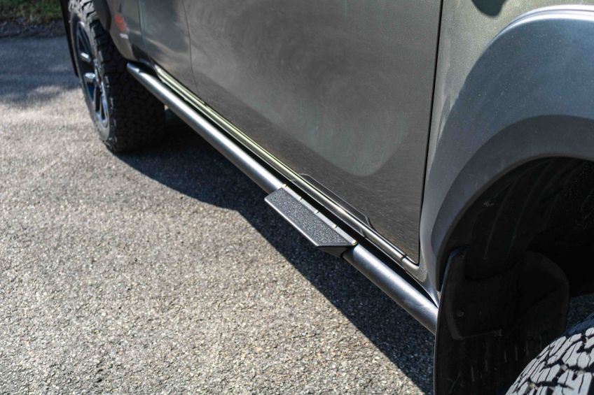 toyota-hilux-revo-invincible-preparation-4x4-alsace-tente-de-toit-equipraid-protection-bas-de-caisse-marchepieds