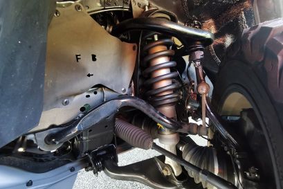 toyota-hilux-revo-invincible-preparation-4x4-alsace-tente-de-toit-equipraid-ressorts-progressifs-OME