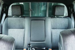 la banquette arrière ne dispose que de deux places pour se conformer aux exigences de la norme N1 CTTE.