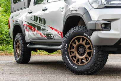 Le Toyota Hilux siglé Equip'Raid avec ses jantes Dakar Zero Bronze mat Evo Corse