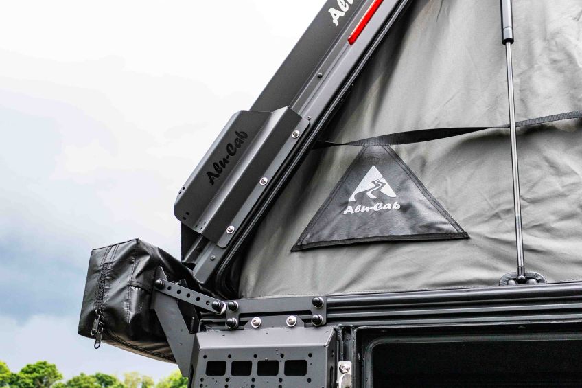 À l'arrière du modacap feu stop supérieur, aération de l'espace couchage et entrée prévue pour chauffage autonome.