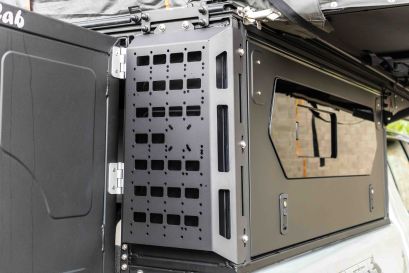 Les plaques MOLLE ornent chaque côté de la porte arrière du Modcap Alu-Cab.