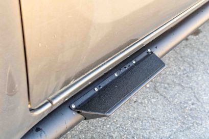 Toyota Hilux Revo préparation 4x4 tout terrain Equip'Raid protection bas de caisse N4 avec marchepieds antidérapant