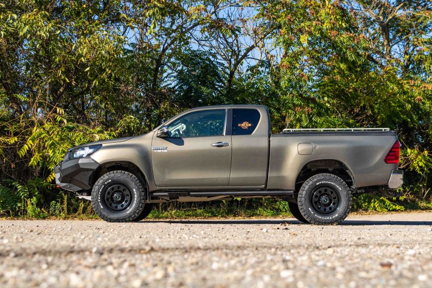 Toyota Hilux Revo préparation 4x4 tout terrain Equip'Raid profil rehausse +40/50mm kit suspension Terrain Tamer