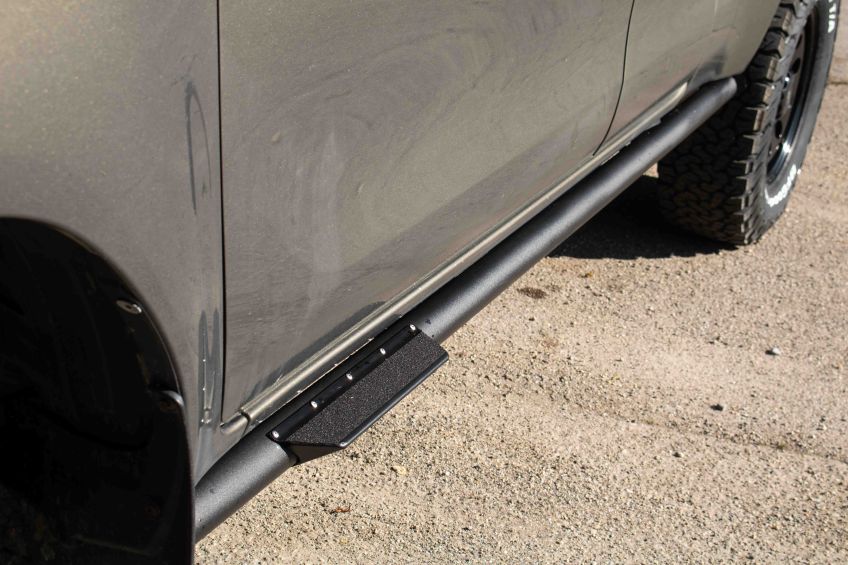 Toyota Hilux Revo préparation 4x4 tout terrain Equip'Raid protection bas de caisse N4 avec marche pieds antidérapant