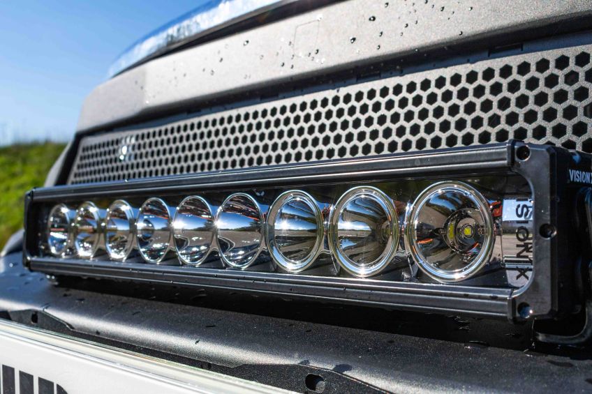 Toyota Hilux Revo préparation 4x4 tout terrain Equip'Raid Rival barre led vision-x