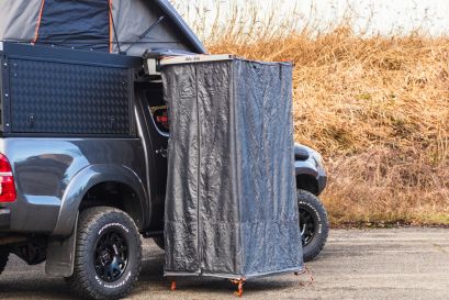Auvent douche alu-Cab sur Canopy Camper et Toyota Hilux Vigo