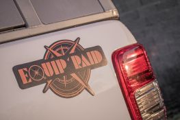 Ford ranger blanc avec équipement tente hard-top snorkel safari et galerie de toit  logo equip'raid