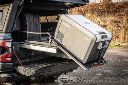 Ford Ranger Raptor 2023 préparé par Equip'Raid plateau coulissant et basculant pour réfrigérateur alu-cab