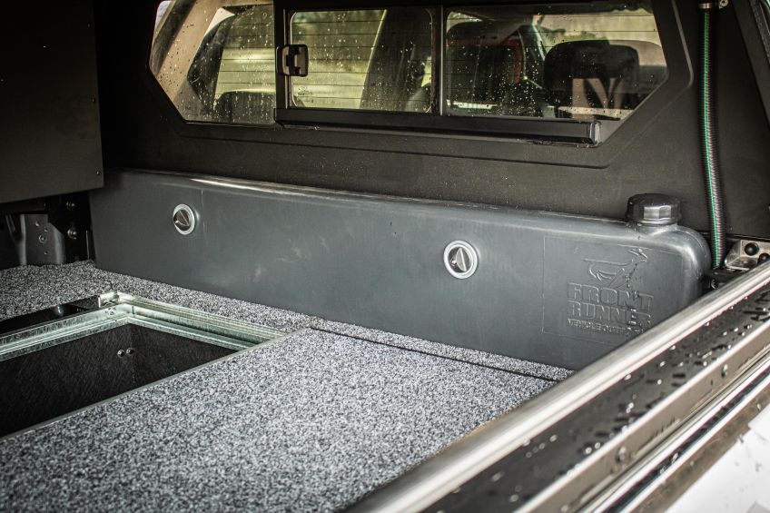 Ford Ranger Raptor 2023 préparé par Equip'Raid réservoir d'eau vertical frontrunner