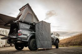 Tente d etoit premium Alu-Cab avec auvent douche sur Ford Raptor