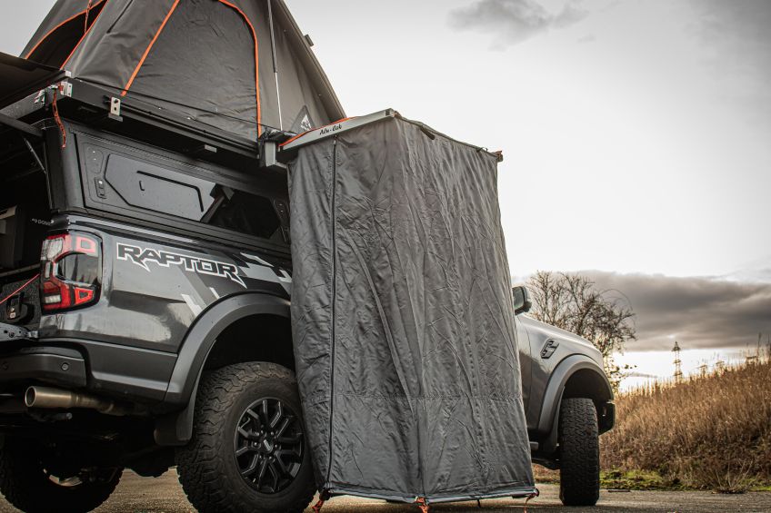 Ford Ranger Raptor 2023 préparé par Equip'Raid auvent douche alu-cab