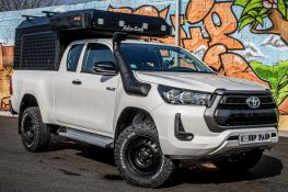Préparation 4x4 de Toyota Hilux Revo par Equip'Raid Canopy Camper