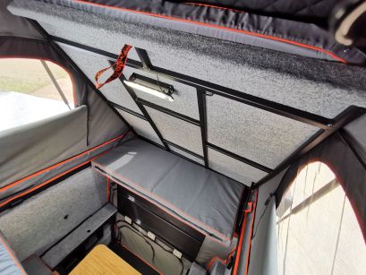 Vue intérieure de la cellule Khaya avec éclairage intégré