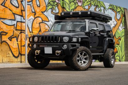 Hummer H3 avec tente de toit Alu-Cab Gen 3-R chez Equip'Raid