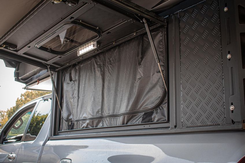 TOYOTA HILUX REVO 2020 CANOPY CAMPER ALUCAB TERRAIN TAMER Equipe raide