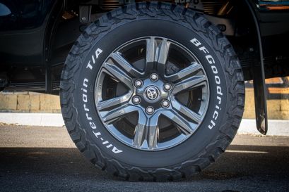 préparation 4x4 alsace par Equip'Raid Toyota Hilux revo professionnel pneus BFGoodriche sur jante d'origine 